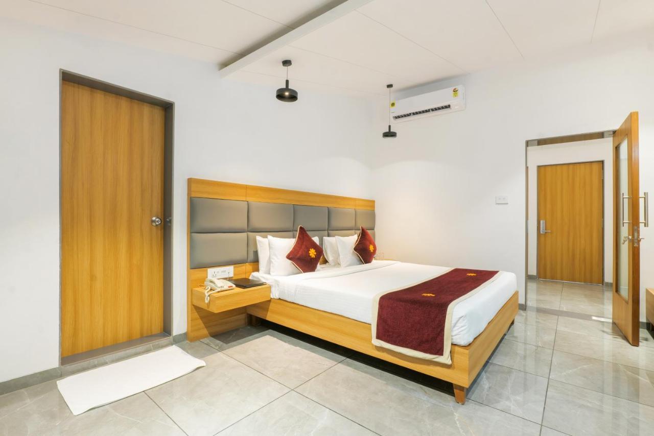 Gold Beach Villa Daman Exterior photo